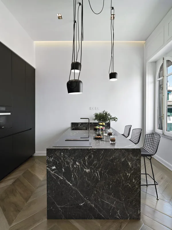 Cocina contemporánea con isla central, mobiliario de líneas limpias y acabados en tonos neutros