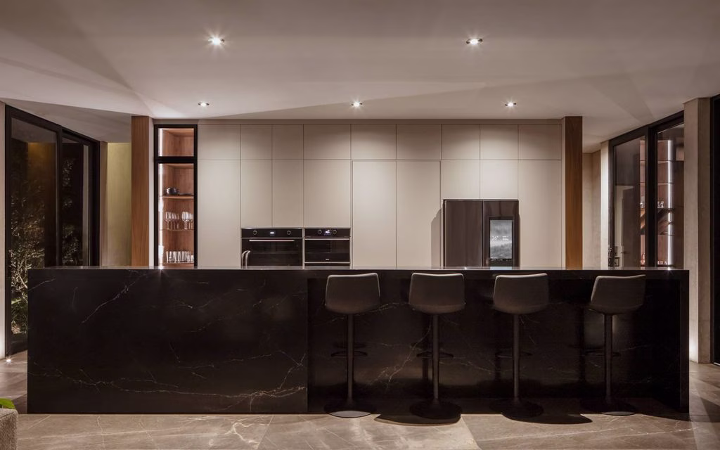 Cocina de lujo en casa Prisma – El Campanario, Jacksonville FL Cocina de diseño exclusivo en residencia de lujo en El Campanario, Jacksonville, con acabados premium y concepto abierto
